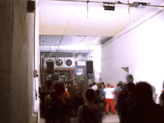 Armed with projectiles and channeling the spirit of "Dirty Dancing", actions unfolded in the school...