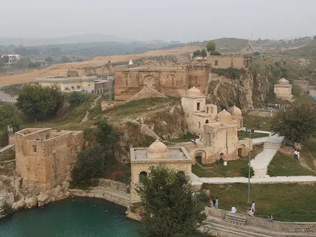 Road Trip Discussion: Frank McNally Explains the Flat Terrain of the Journey from Dublin to Slane...