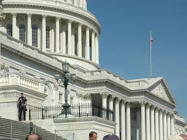 In them image we can see a group of people talking with an officer, there we see stairs, a person,...